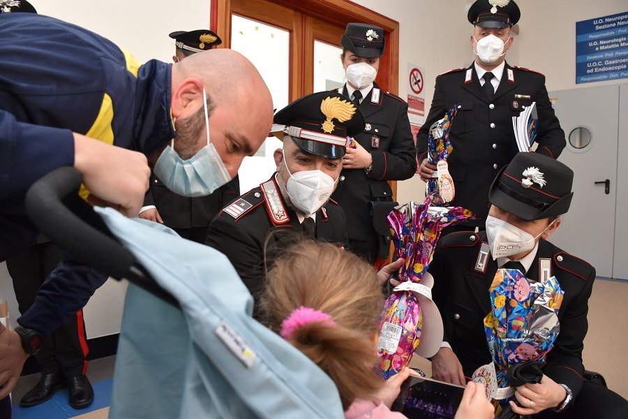 I Carabinieri Hanno Donato Uova Di Pasqua Ai Bambini Ricoverati Al Gaslini