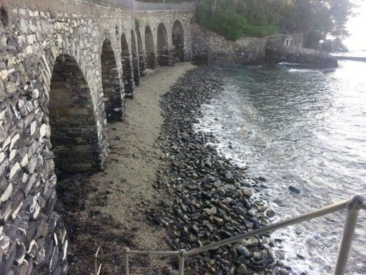 Al via i lavori di ripristino del muro dalla “Spiaggia degli Archi”
