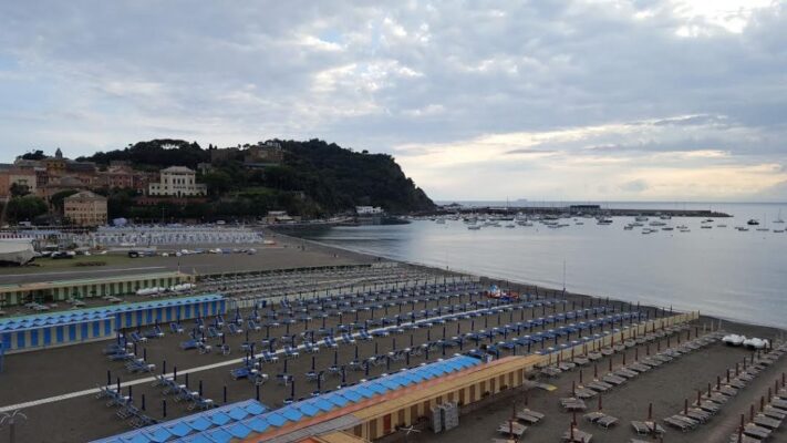 La linea della Liguria: 3 metri tra un ombrellone e l’altro