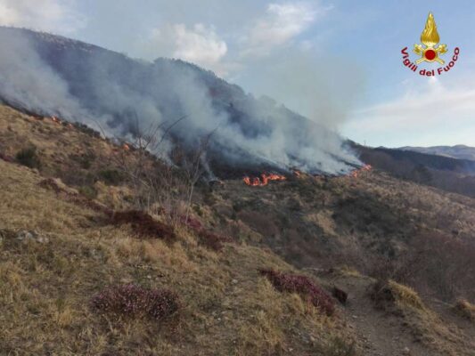 Grave incendio boschivo a Sestri  Levante: minacciate anche le case