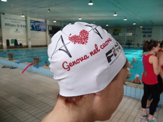 La Chiavari Nuoto compra 1.200 cuffie “Genova nel cuore”