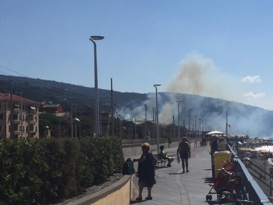 Incendio al Cigno, i vigili del fuoco a Cavi