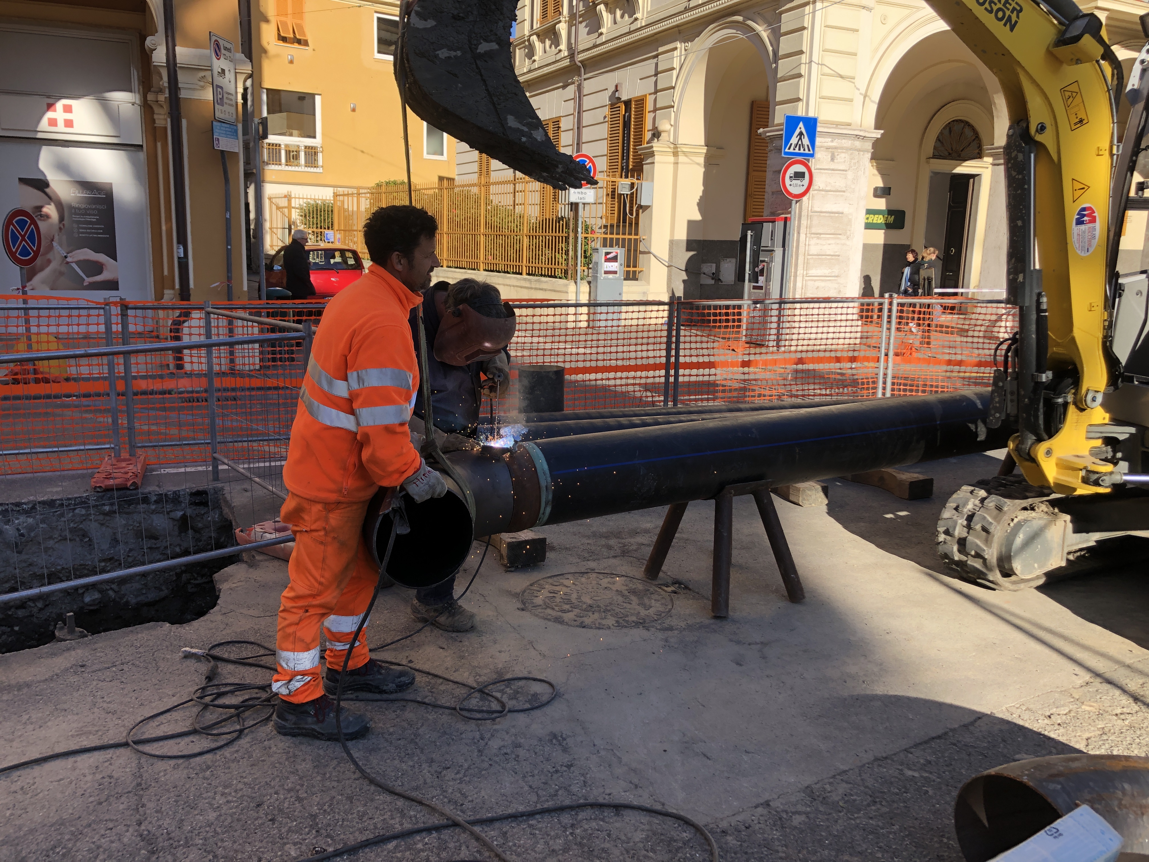 Rimosso tubo dell’acquedotto da piazza Roma
