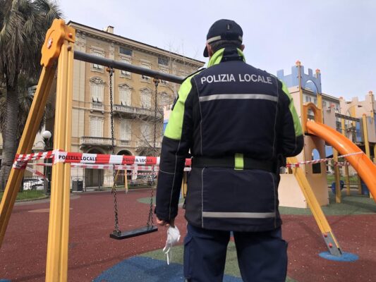 Marciapiedi, giochi, strade, al via a Chiavari la sanificazione degli ambienti pubblici Marciapiedi, giochi, strade, al via a Chiavari la sanificazione degli ambienti pubblici