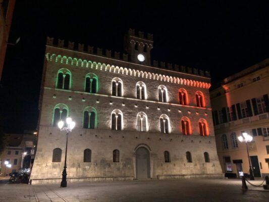 L’ex tribunale si fa tricolore L’ex tribunale si fa tricolore