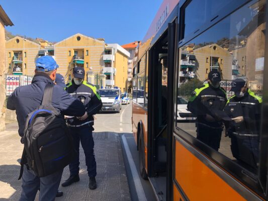 In viaggio senza motivo, multe sui bus