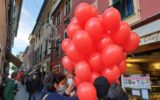 palloncini rossi lavagna contro violenza donne
