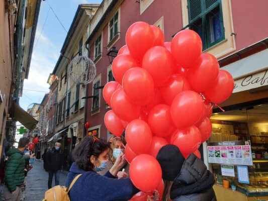 palloncini rossi lavagna contro violenza donne