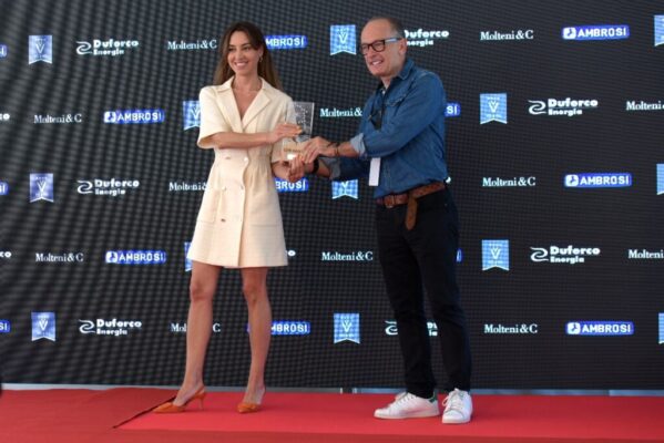 Aubrey Plaza con Stefano Gallini Durante_Riviera Int Film Festival 2021