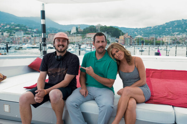 Adam Sandler al centro tra il regista Kyle Newacheck e Jennifer Aniston e sullo sfondo Santa Margherita Ligure