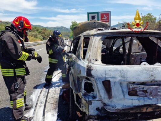 vigili fuoco auto in fiamme autostrada a12 sestri