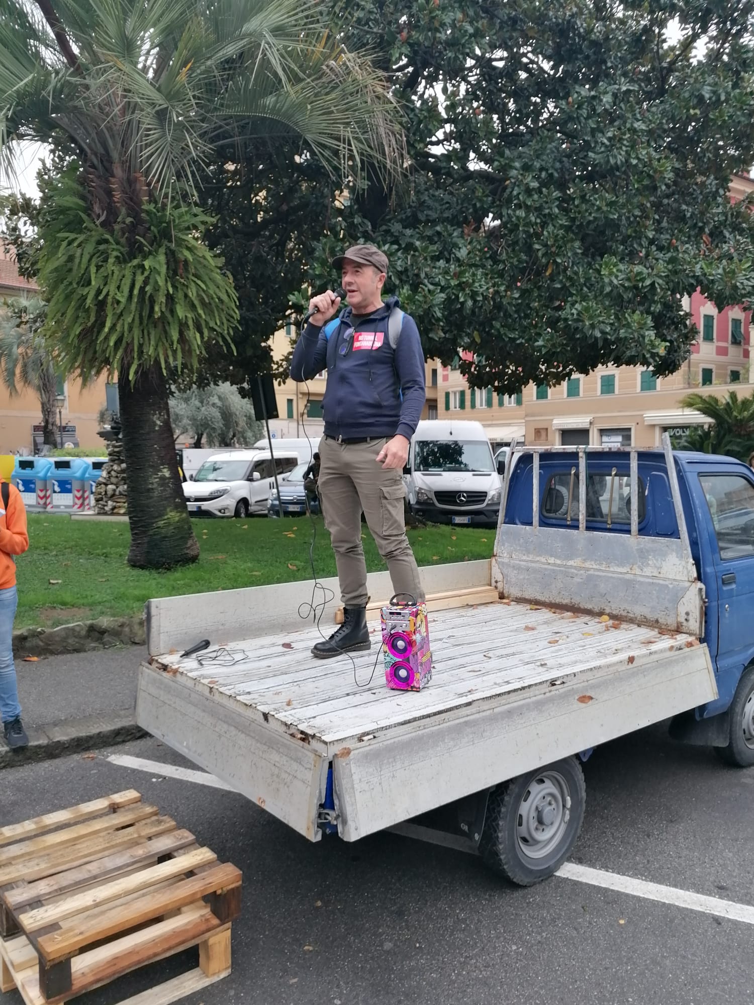 andrea carannante protesta contro il tunnel della fontanabuona