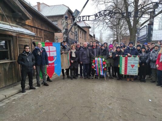 Delegazione completa ingresso di Auschwitz studenti