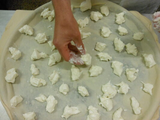 preparazione focaccia formaggio