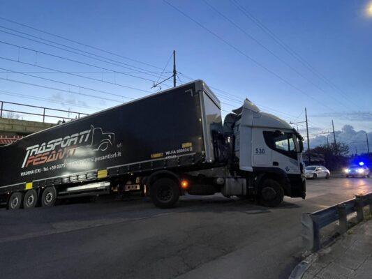 camion incastrato camion