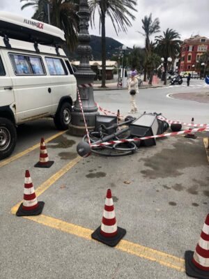 lampione caduto sestri per raffiche vento