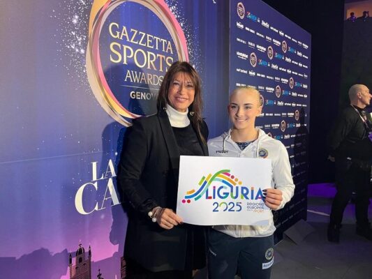 Simona Ferro con Alice D Amato e logo logo